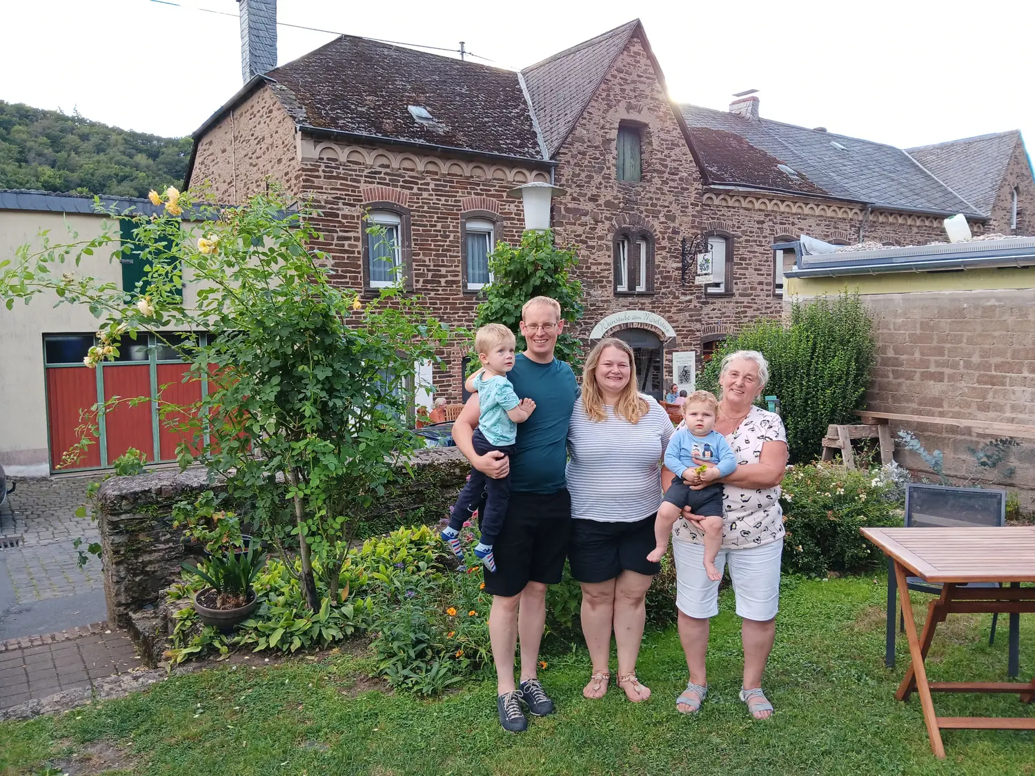 Die Winzerfamilie Thiesen im Weingutsgarten