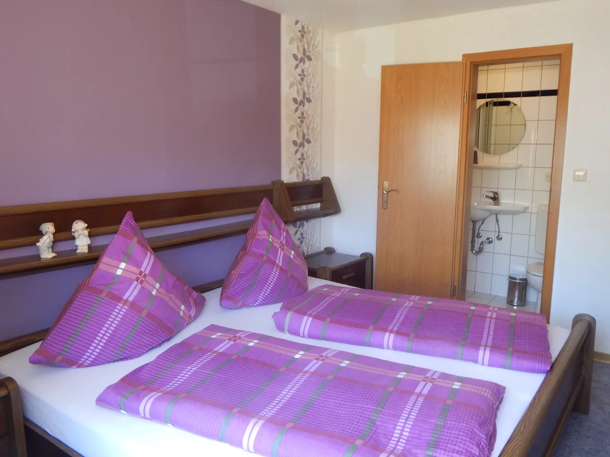 Schlafzimmer der Ferienwohnung mit Doppelbett