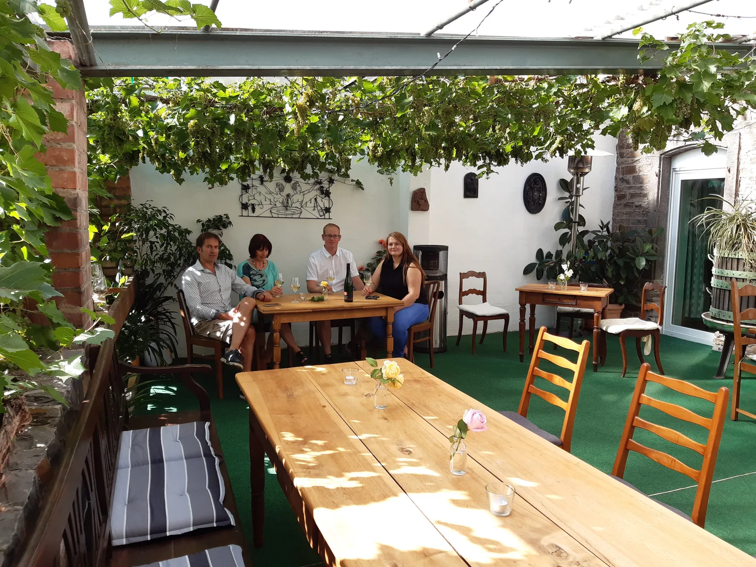 Thiesens Sonnenterrasse, eine begrünte Innenhof-Terrasse der Weinstube