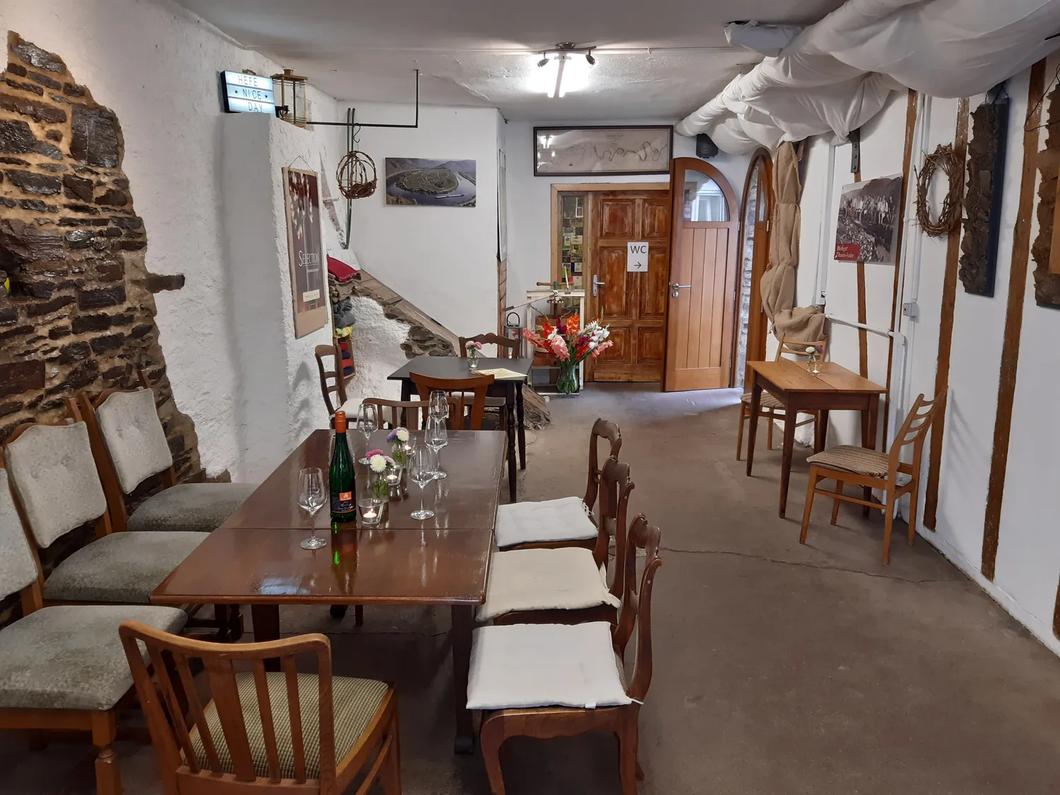 Gastraum der Weinstube im alten Kelterhaus